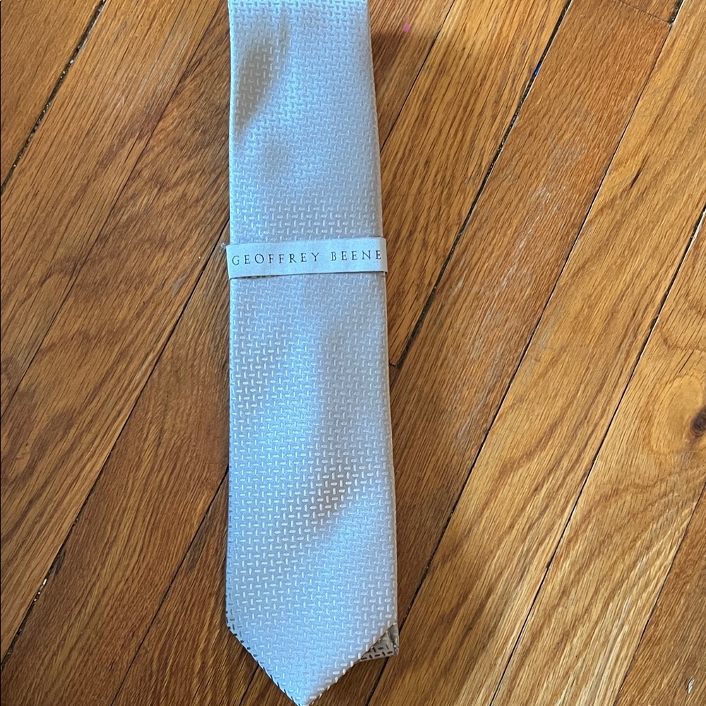 Geoffrey Beene Light Gray Textured Tie